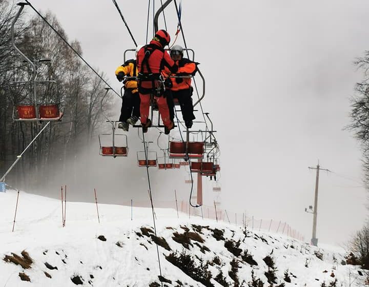VIDEO | ( FOTO) INTERVENȚIE CONTRACRONOMETRU: Mai mulți turiști au rămas blocați în telescaune