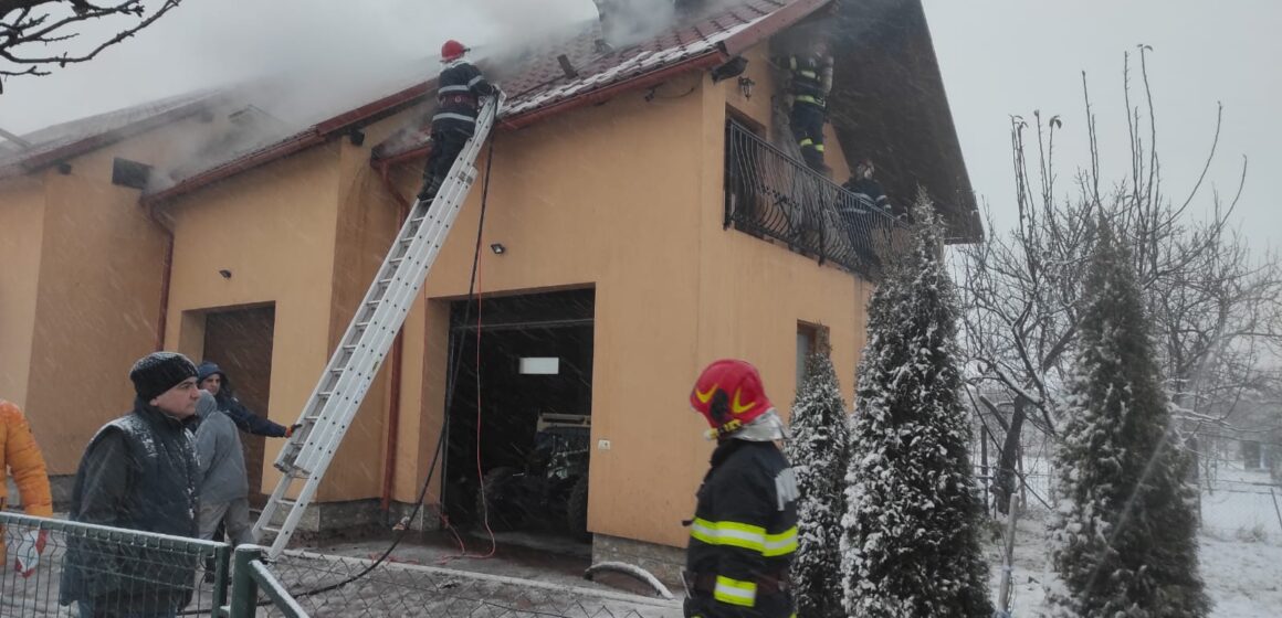 VIDEO | Casă cuprinsă de flăcări în Sighetu Marmației