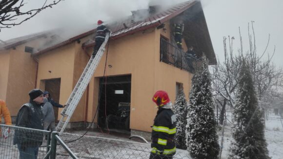 VIDEO | Casă cuprinsă de flăcări în Sighetu Marmației