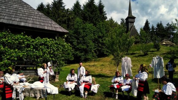 CUVINTE CU MINTE | Rolul femeii în satele tradiționale [ autor: Măriuca Verdeș ]
