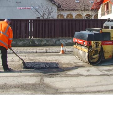 VIDEO | Gropi tot mai multe și mai mari pe străzile din Sighet VIDEO | Gropi tot mai multe și mai mari pe străzile din Sighet