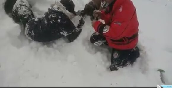 VIDEO | Athos, câinele salvamont a intervenit pentru a salva o persoană acoperită de zăpadă, la Borșa VIDEO | Athos, câinele salvamont a intervenit pentru a salva o persoană acoperită de zăpadă, la Borșa