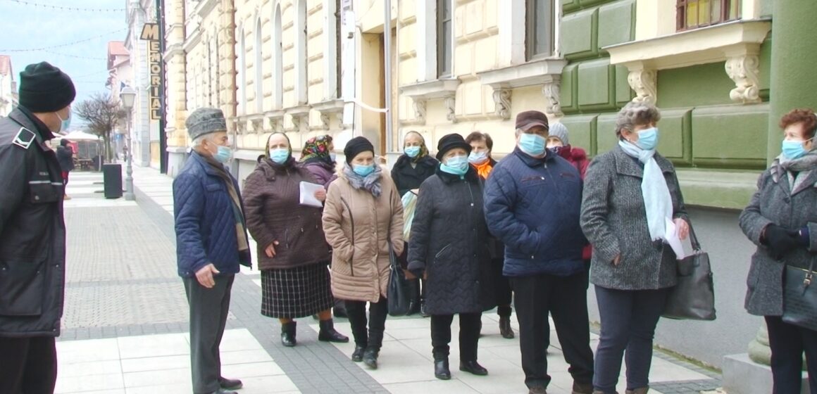 VIDEO | Zeci de contribuabili stau la coadă pentru a plăti taxele la Primăria Sighet