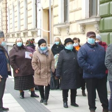 VIDEO | Zeci de contribuabili stau la coadă pentru a plăti taxele la Primăria Sighet