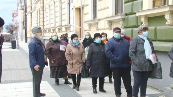 VIDEO | Zeci de contribuabili stau la coadă pentru a plăti taxele la Primăria Sighet VIDEO | Zeci de contribuabili stau la coadă pentru a plăti taxele la Primăria Sighet