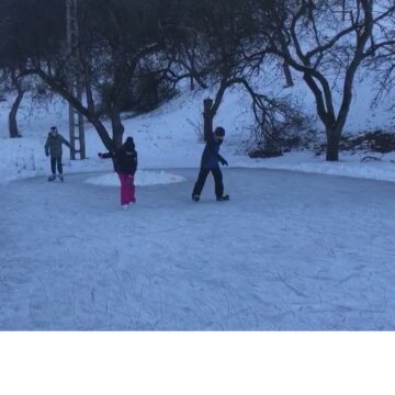 VIDEO | Senzații tari la un patinoar natural, format la poalele Dealului Solovan, în grădina unor sigheteni VIDEO | Senzații tari la un patinoar natural, format la poalele Dealului Solovan, în grădina unor sigheteni