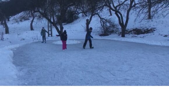 VIDEO | Senzații tari la un patinoar natural, format la poalele Dealului Solovan, în grădina unor sigheteni
