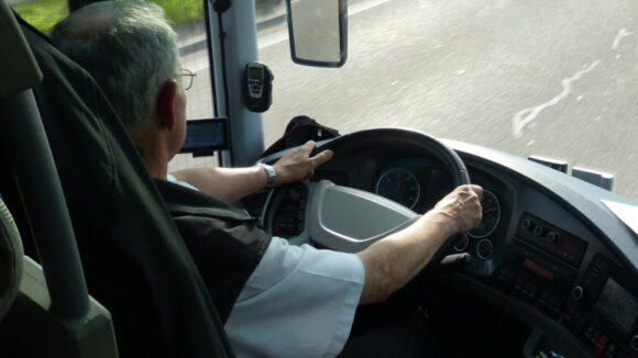 VIDEO | MARAMUREȘ: Șofer de autobuz, prins de polițiști băut la volan VIDEO | MARAMUREȘ: Șofer de autobuz, prins de polițiști băut la volan