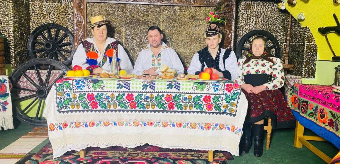 PROMO | Emisiunea „La casa cu voie bună” a ajuns în muzeul lui Pătru Bârlea