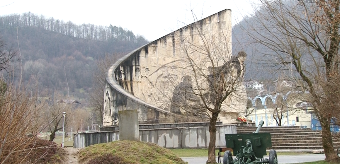 VIDEO | BAIA MARE: Monumentul Ostașului Român, lăsat în paragină