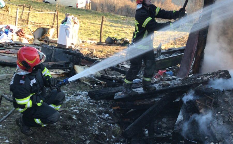 VIDEO | Incendiu în Petrova. O femeie a decedat