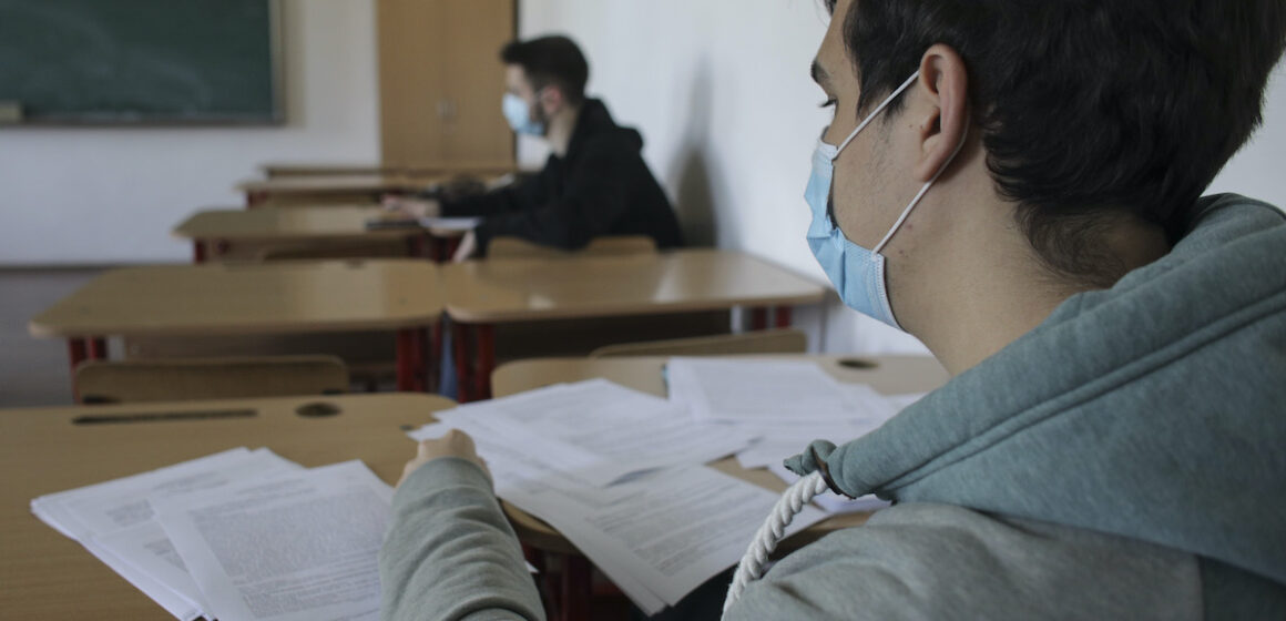 VIDEO | Elevii vor fi așezați câte unul în bancă, în ordine alfabetică, neamestecați cu cei din alte clase, la simulările pentru Evaluarea Națională și Bacalaureat