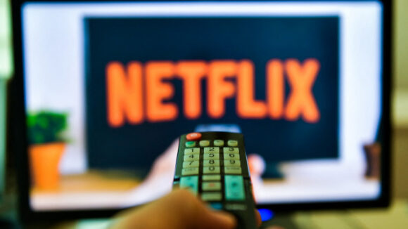 Netflix va restricționa folosirea unui cont de către mai multe persoane. Mesajul primit de mai mulți utilizatori