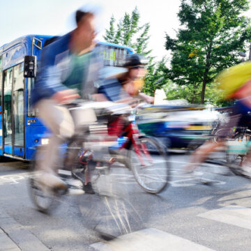 Românii sunt îndemnați să renunțe la mașini în zilele de vineri și să aleagă transportul în comun sau bicicleta Românii sunt îndemnați să renunțe la mașini în zilele de vineri și să aleagă transportul în comun sau bicicleta