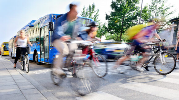Românii sunt îndemnați să renunțe la mașini în zilele de vineri și să aleagă transportul în comun sau bicicleta