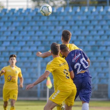 Fotbaliștii de la Minaur au învins Luceafărul la Oradea și s-au apropiat la un punct de lider, pe care îl întâlnesc în etapa viitoare