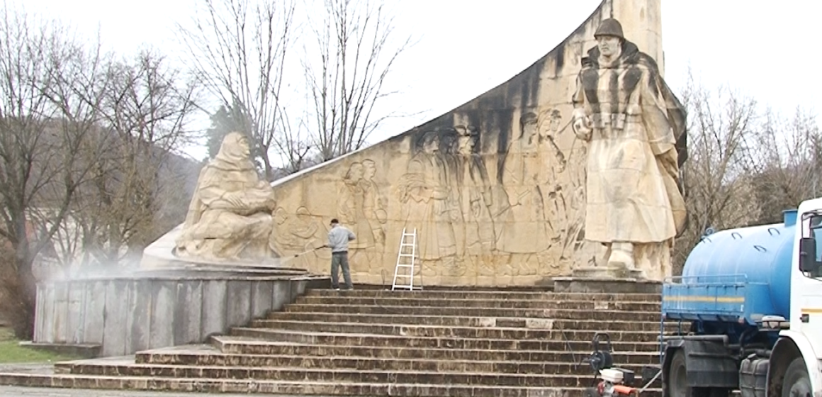 VIDEO | Autoritățile s-au autosesizat și au primenit monumentul VIDEO | Autoritățile s-au autosesizat și au primenit monumentul