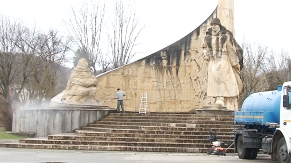 VIDEO | Autoritățile s-au autosesizat și au primenit monumentul VIDEO | Autoritățile s-au autosesizat și au primenit monumentul