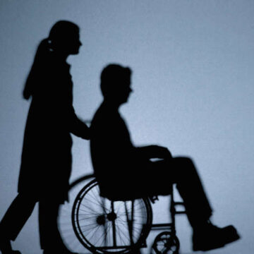 Persoanele cu dizabilități pot beneficia de vouchere pentru tehnologie asistivă