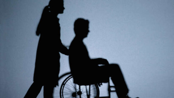 Persoanele cu dizabilități pot beneficia de vouchere pentru tehnologie asistivă