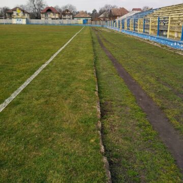VIDEO | Pista de atletism din Sighet arată ca un teren de golf