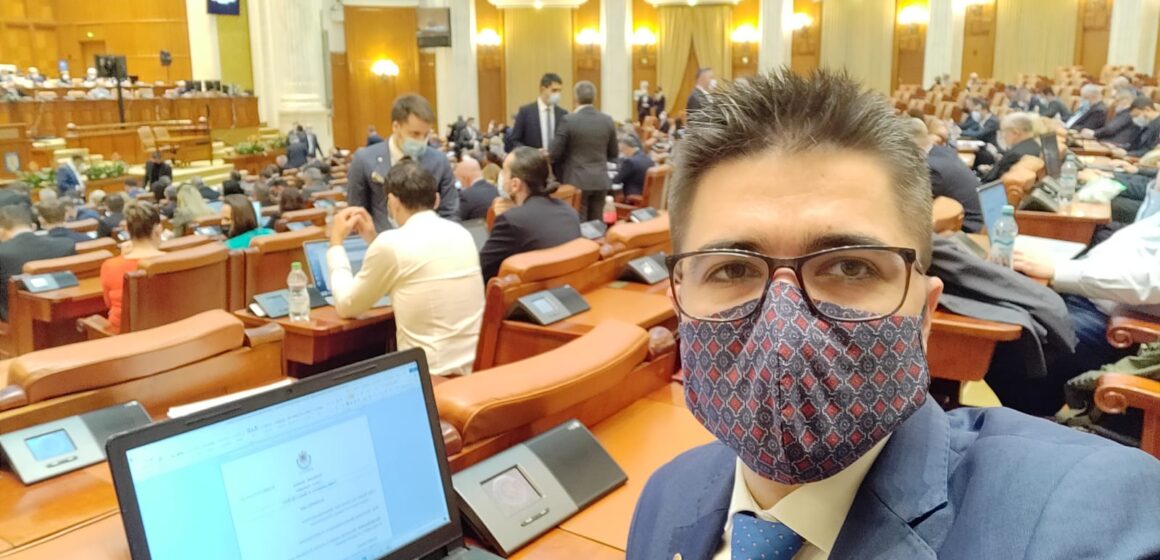 VIDEO | Brian Cristian, deputat USR PLUS: ”Nu vreau să încasez bani pentru zilele în care nu sunt activități în Parlamentul României!”