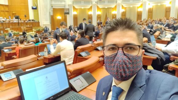 VIDEO | Brian Cristian, deputat USR PLUS: ”Nu vreau să încasez bani pentru zilele în care nu sunt activități în Parlamentul României!”