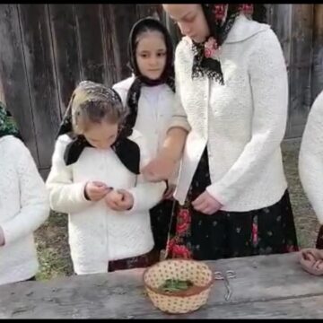 VIDEO | Atelier de încondeiat ouă la Școala Rădăcinilor Străbune