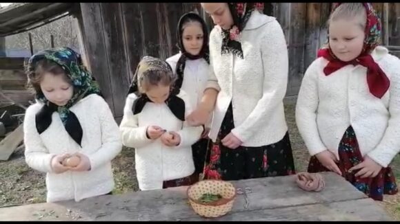 VIDEO | Atelier de încondeiat ouă la Școala Rădăcinilor Străbune VIDEO | Atelier de încondeiat ouă la Școala Rădăcinilor Străbune