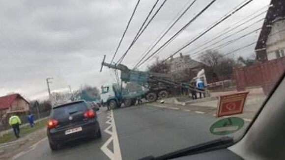 VIDEO | Șase stâlpi de electricitate din Sighet au fost avariați de o autobasculantă