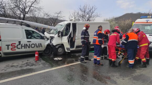 VIDEO | ( FOTO ) Accident grav la intrarea în Sighet. Două persoane au fost rănite