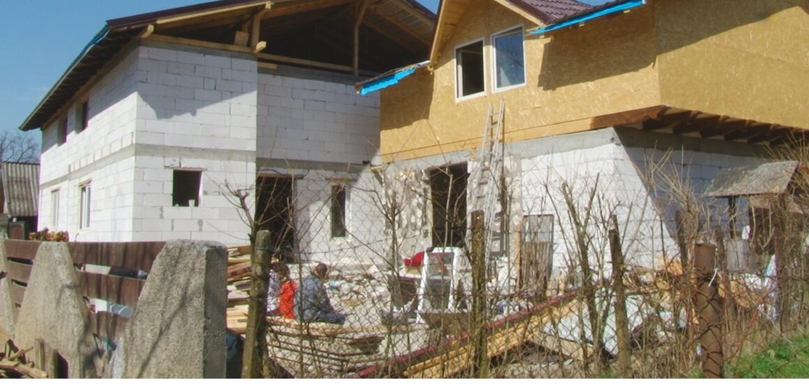 VIDEO | Din ruină s-a născut speranța. Cele trei case mistuite de incendiu de pe Valea Mare, aproape de etapa finală