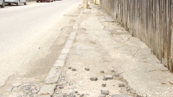 VIDEO | TROTUARE VECHI ȘI DISTRUSE: Sighetenii îi invită pe aleșii locali să lase mașinile în parcare și să se plimbe pe jos prin oraș ca să vadă cum arată drumurile