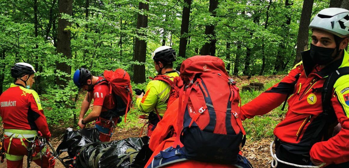 Turist găsit decedat la marginea unei poteci