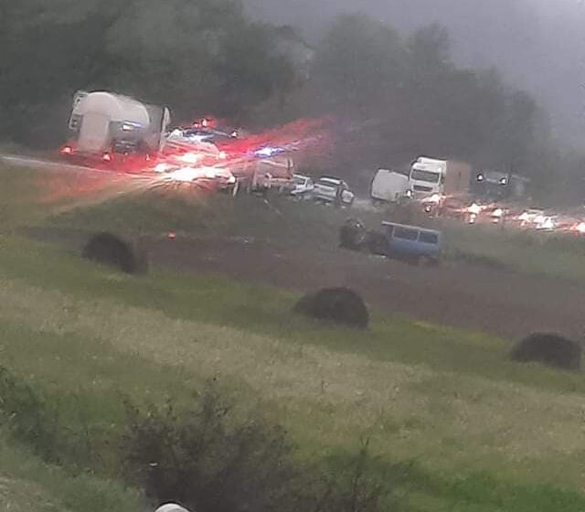 VIDEO | Accident între localitățile Valea Chioarului și Buciumi. Un microbuz a ieșit de pe partea carosabilă și s-a răsturnat pe câmp