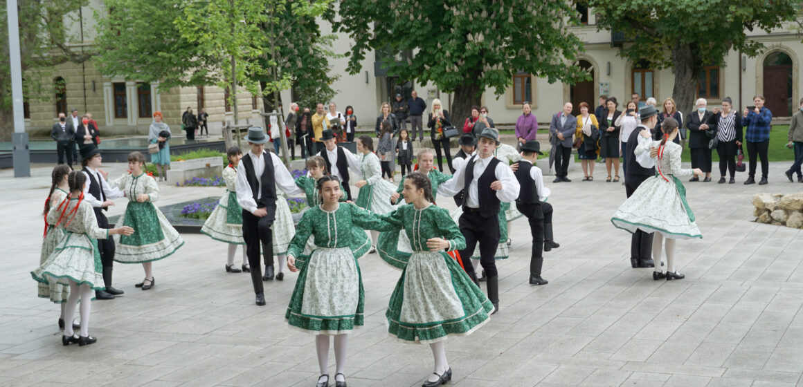 VIDEO-FOTO | Flashmob de rusaliile romano catolic cu Grupul de Dansuri Populare Talpalat VIDEO-FOTO | Flashmob de rusaliile romano catolic cu Grupul de Dansuri Populare Talpalat