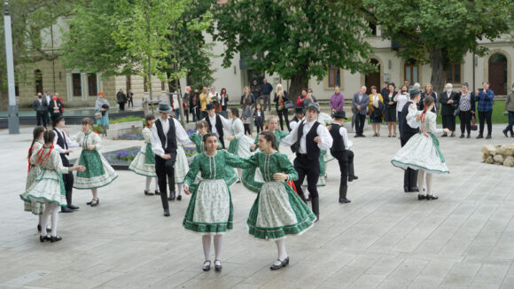VIDEO-FOTO | Flashmob de rusaliile romano catolic cu Grupul de Dansuri Populare Talpalat