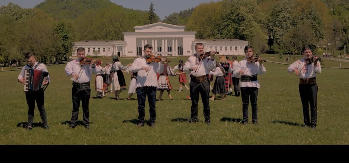 VIDEO | Școala Populară de Artă Baia Mare a lansat un nou proiect audio-video „Cât îi Maramureșu, nu-i fată ca mine, nu, fecioraș ca și mândru…” VIDEO | Școala Populară de Artă Baia Mare a lansat un nou proiect audio-video „Cât îi Maramureșu, nu-i fată ca mine, nu, fecioraș ca și mândru…”