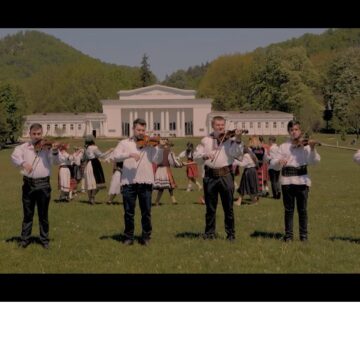 VIDEO | Școala Populară de Artă Baia Mare a lansat un nou proiect audio-video „Cât îi Maramureșu, nu-i fată ca mine, nu, fecioraș ca și mândru…”
