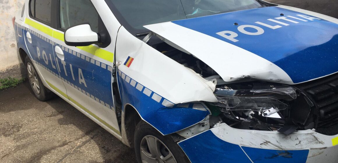 VIDEO | Urmăriri în trafic. Autospeciala poliției a fost avariată