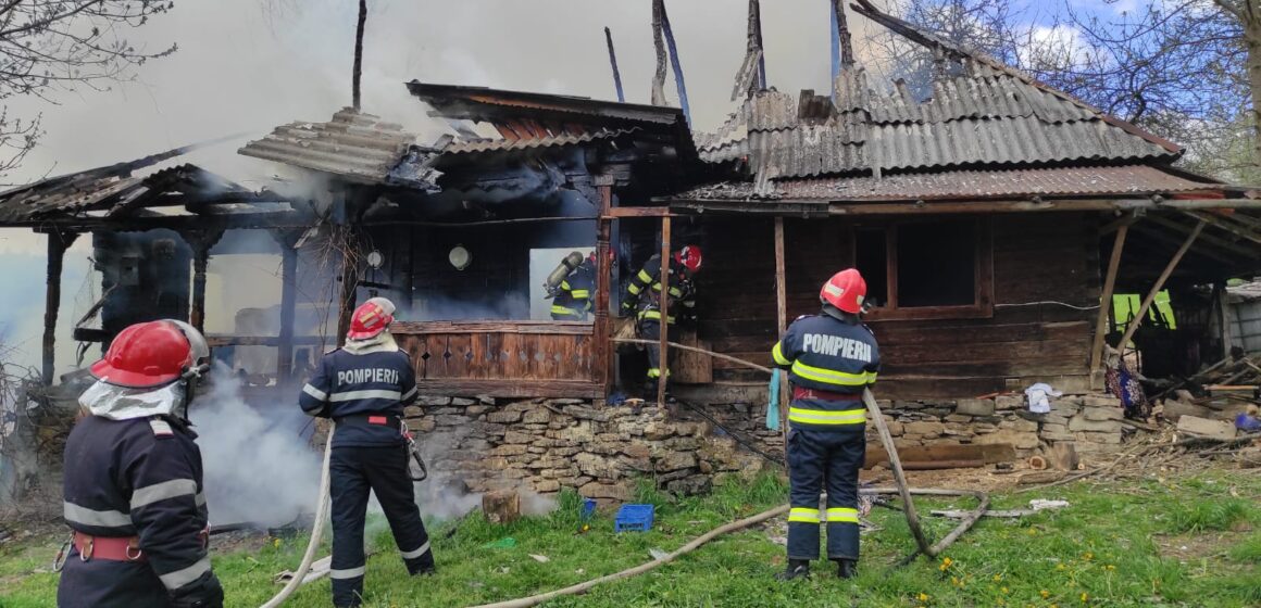 VIDEO | O femeie din Sat Șugatag a ars de vie după ce casa în care locuia a fost curpinsă de flăcări