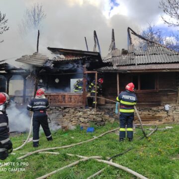 VIDEO | O femeie din Sat Șugatag a ars de vie după ce casa în care locuia a fost curpinsă de flăcări VIDEO | O femeie din Sat Șugatag a ars de vie după ce casa în care locuia a fost curpinsă de flăcări