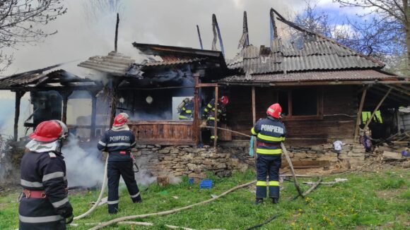 VIDEO | O femeie din Sat Șugatag a ars de vie după ce casa în care locuia a fost curpinsă de flăcări VIDEO | O femeie din Sat Șugatag a ars de vie după ce casa în care locuia a fost curpinsă de flăcări