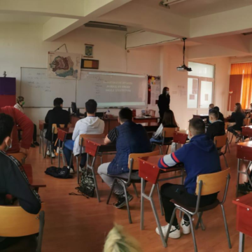 Elevi la discuții cu polițiștii pe tema drogurilor Elevi la discuții cu polițiștii pe tema drogurilor