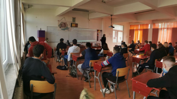 Elevi la discuții cu polițiștii pe tema drogurilor