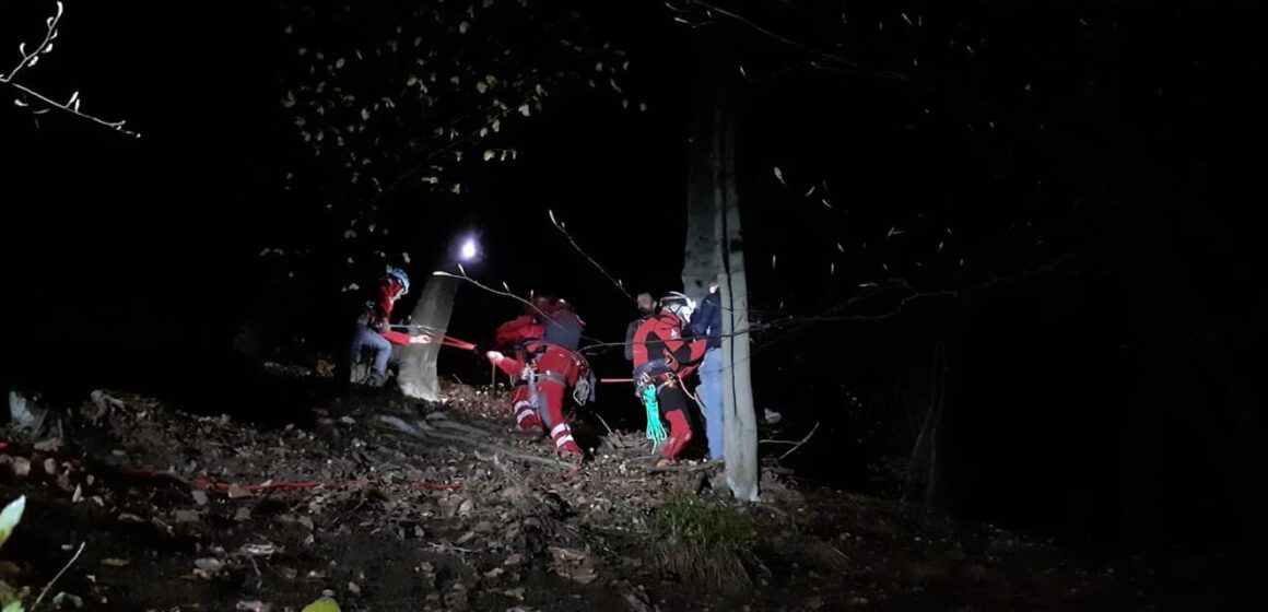 VIDEO | Acțiune de amploare pentru salvarea a 10 turiști ajunși într-o zonă dificilă, lângă barajul Firiza