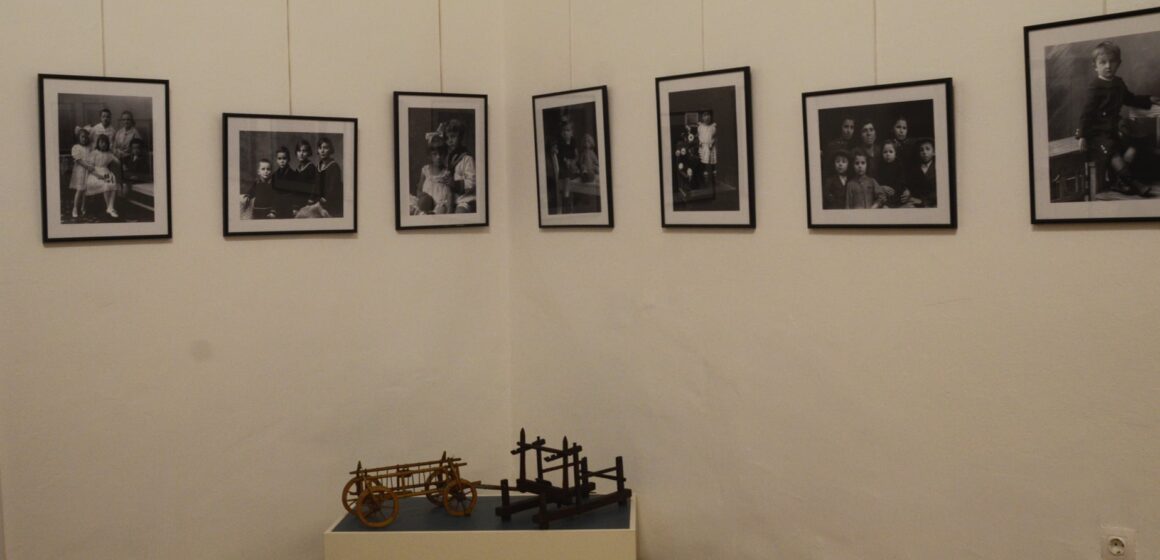 „Copiii și copilăria de acum o sută de ani”, o expoziție documentară de fotografii și jucării