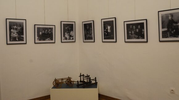 „Copiii și copilăria de acum o sută de ani”, o expoziție documentară de fotografii și jucării