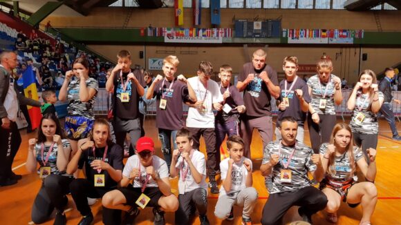 VIDEO | 20 de medalii pentru sportivii sigheteni la Cupa Europeană de Kickboxing din Croația VIDEO | 20 de medalii pentru sportivii sigheteni la Cupa Europeană de Kickboxing din Croația