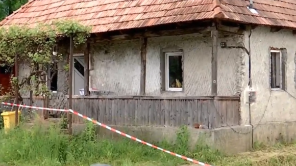 VIDEO | DETALII ȘOCANTE ÎN CAZUL CRIMEI DE LA RUȘOR: Chiar mama copiilor este suspectă de dubla crimă VIDEO | DETALII ȘOCANTE ÎN CAZUL CRIMEI DE LA RUȘOR: Chiar mama copiilor este suspectă de dubla crimă